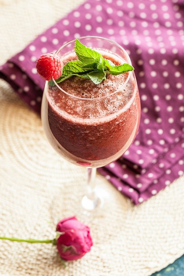 Обои мята, напиток, малина, роза, бокал, сок, mint, drink, raspberry, rose, glass, juice разрешение 2048x1342 Загрузить