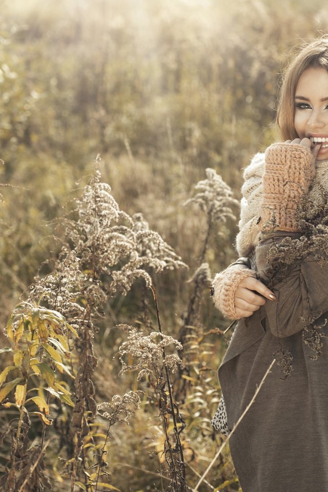 Обои трава, пальто, девушка, улыбка, взгляд, осень, волосы, лицо, на природе, grass, coat, girl, smile, look, autumn, hair, face, nature разрешение 2048x1366 Загрузить