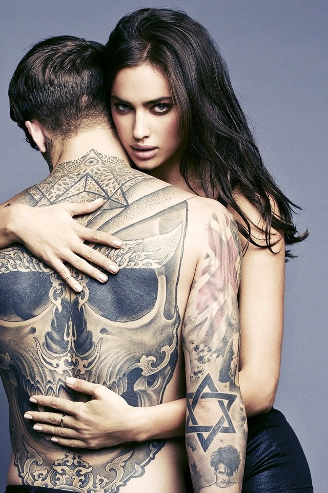 Обои девушка, взгляд, парень, модель, татуировки, тату, спина, объятия, ирина шейк, irina shayk, girl, look, guy, model, tattoo, back, hugs разрешение 2000x1390 Загрузить