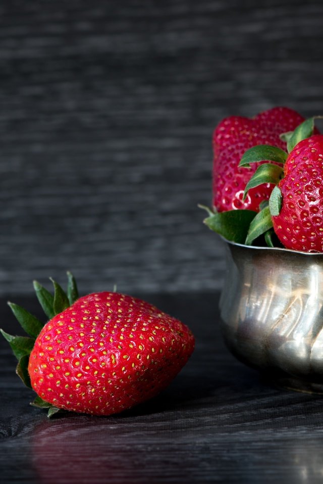 Обои металл, клубника, доски, темный фон, ягоды, миска, metal, strawberry, board, the dark background, berries, bowl разрешение 6016x3384 Загрузить