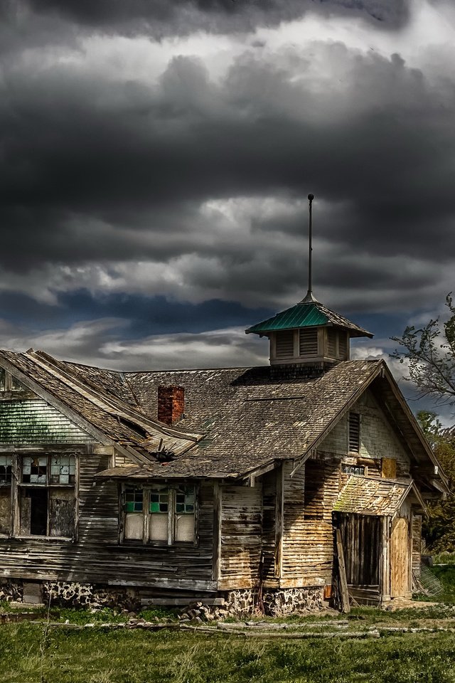 Обои небо, деревья, тучи, поле, дом, хижина, the sky, trees, clouds, field, house, hut разрешение 2560x1707 Загрузить