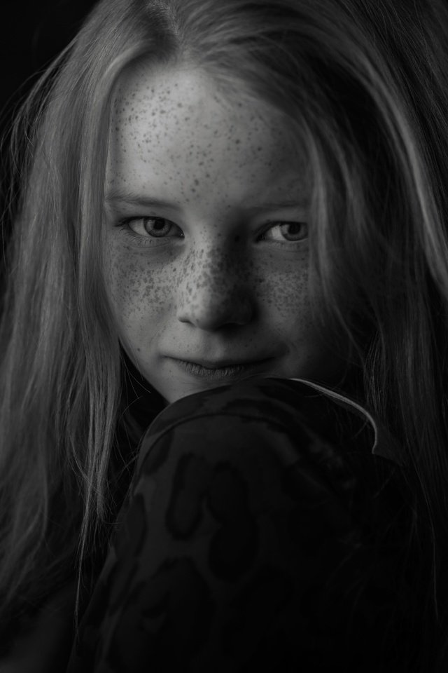 Обои портрет, чёрно-белое, девочка, лицо, веснушки, portrait, black and white, girl, face, freckles разрешение 4899x4899 Загрузить