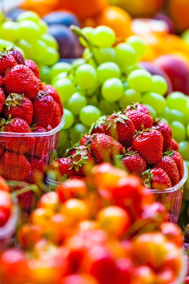 Обои виноград, клубника, черешня, ягоды, grapes, strawberry, cherry, berries разрешение 1920x1200 Загрузить