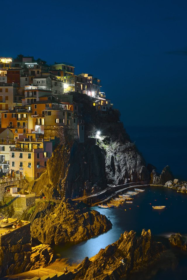 Обои ночь, огни, город, италия, манарола, etienne ruff, night, lights, the city, italy, manarola разрешение 1920x1200 Загрузить