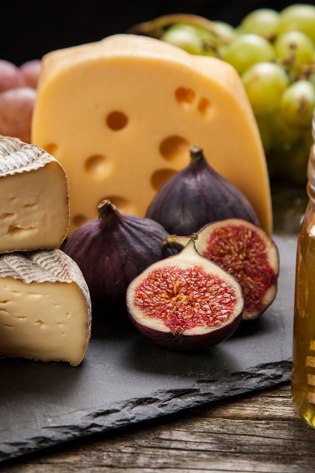 Обои виноград, сыр, мед, инжир, grapes, cheese, honey, figs разрешение 1920x1200 Загрузить