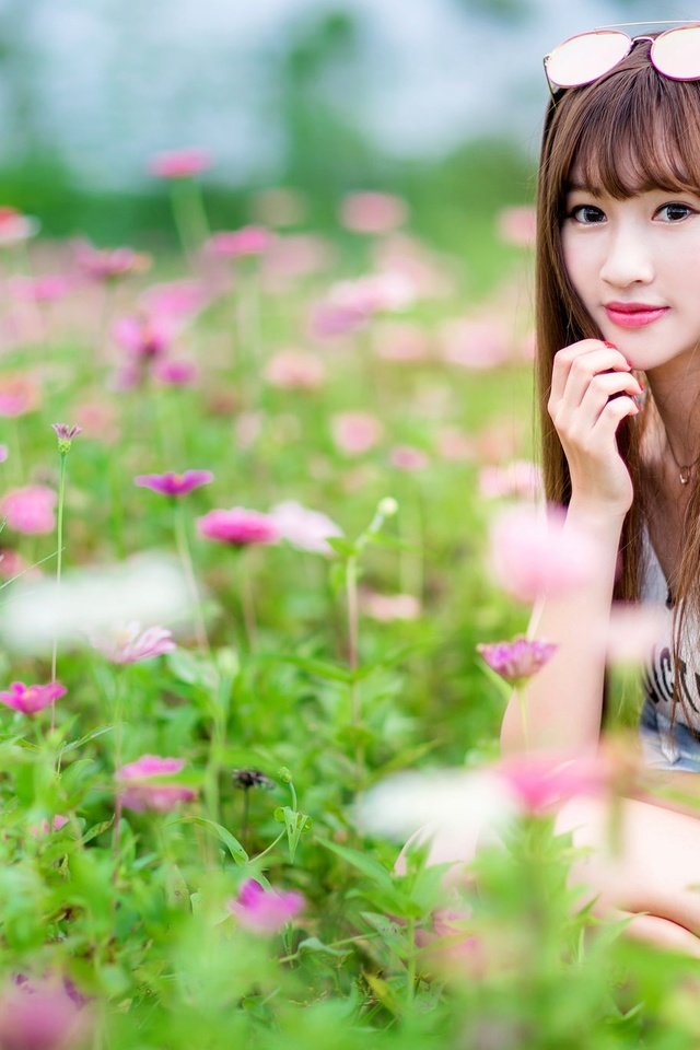 Обои цветы, девушка, поле, взгляд, волосы, азиатка, боке, flowers, girl, field, look, hair, asian, bokeh разрешение 2048x1365 Загрузить