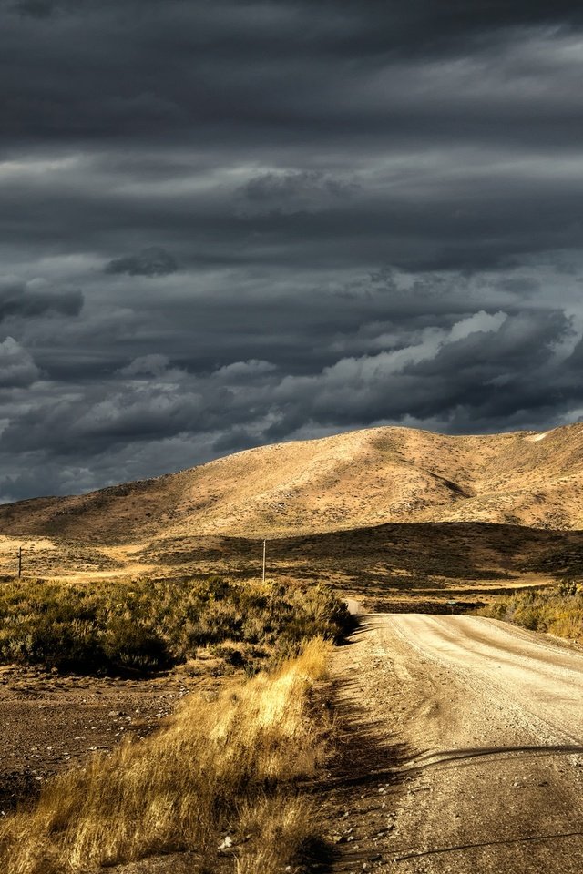 Обои небо, дорога, тучи, гора, лэп, линия электропередачи, the sky, road, clouds, mountain, power lines, power line разрешение 2048x1367 Загрузить