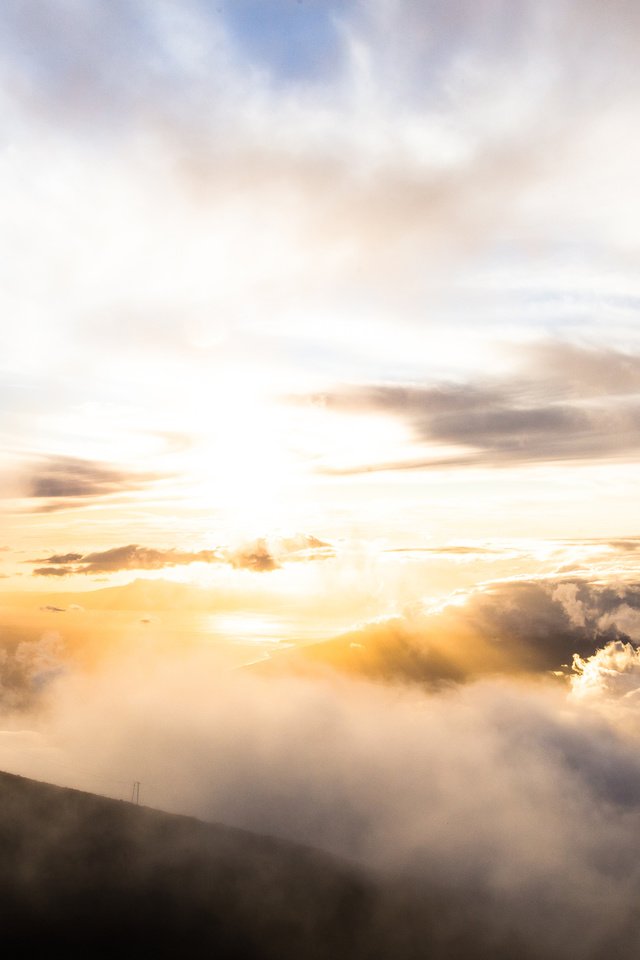 Обои облака, солнце, природа, утро, туман, горизонт, гора, clouds, the sun, nature, morning, fog, horizon, mountain разрешение 4902x2669 Загрузить