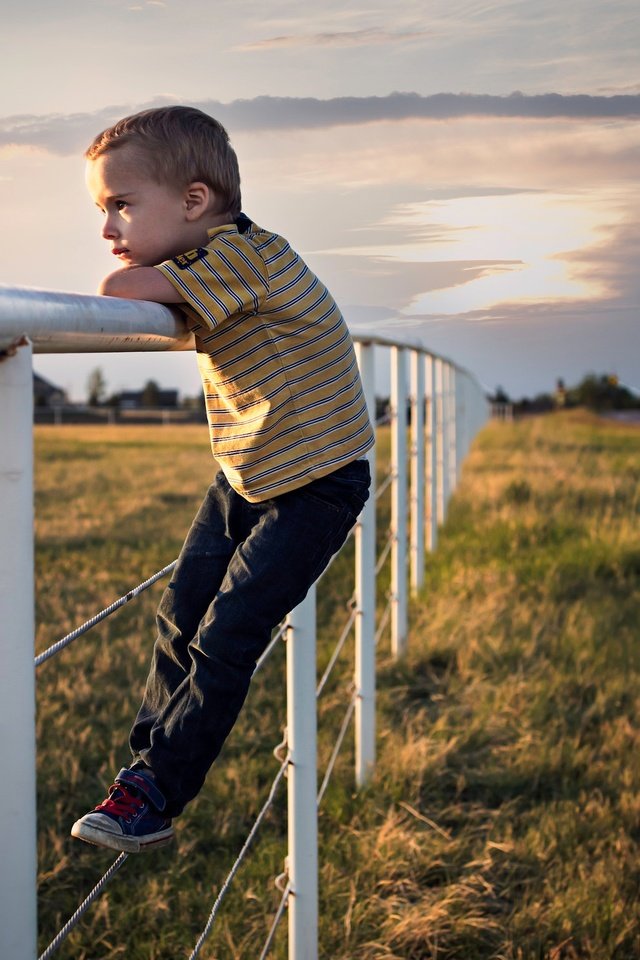 Обои дорога, забор, дети, ребенок, мальчик, ограда, road, the fence, children, child, boy, fence разрешение 2048x1489 Загрузить