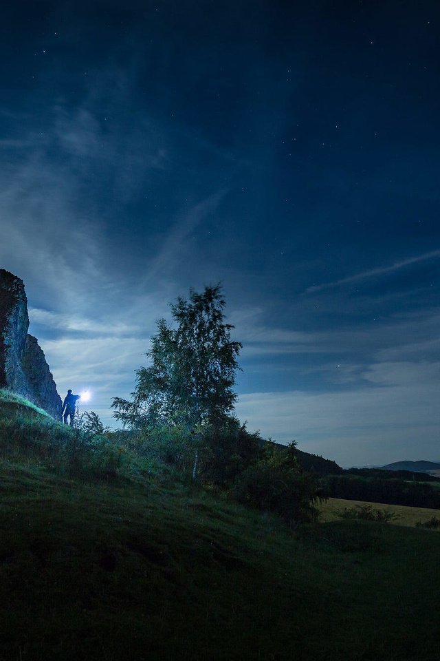 Обои небо, трава, облака, гора, луна, холм, береза, patrik spiesecke, the sky, grass, clouds, mountain, the moon, hill, birch разрешение 2000x1333 Загрузить