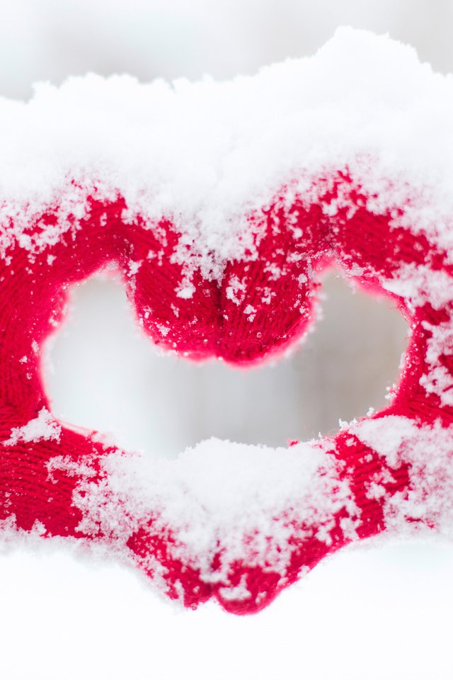 Обои снег, зима, сердце, любовь, руки, варежки, рукавицы, snow, winter, heart, love, hands, mittens разрешение 4400x2933 Загрузить