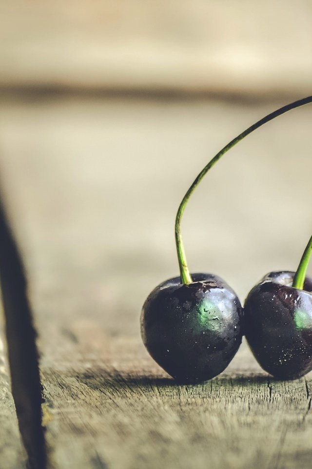 Обои ягоды, вишня, деревянная поверхность, berries, cherry, wooden surface разрешение 2048x1365 Загрузить