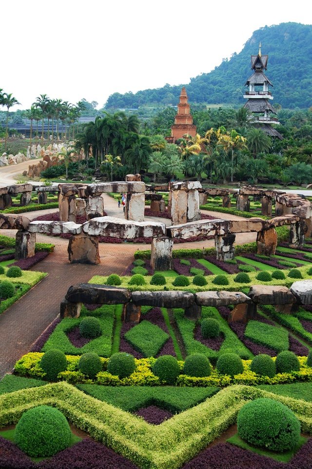 Обои деревья, пальмы, камни, таиланд, лес, джунгли, nong nooch tropical botanical garden, дизайн, парк, кусты, панорама, гора, trees, palm trees, stones, thailand, jungle, forest, design, park, the bushes, panorama, mountain разрешение 3200x1655 Загрузить