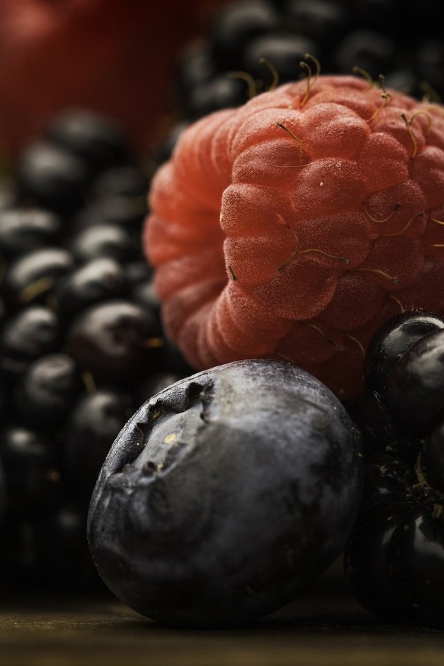 Обои макро, малина, еда, ягоды, черника, ежевика, macro, raspberry, food, berries, blueberries, blackberry разрешение 2027x1290 Загрузить