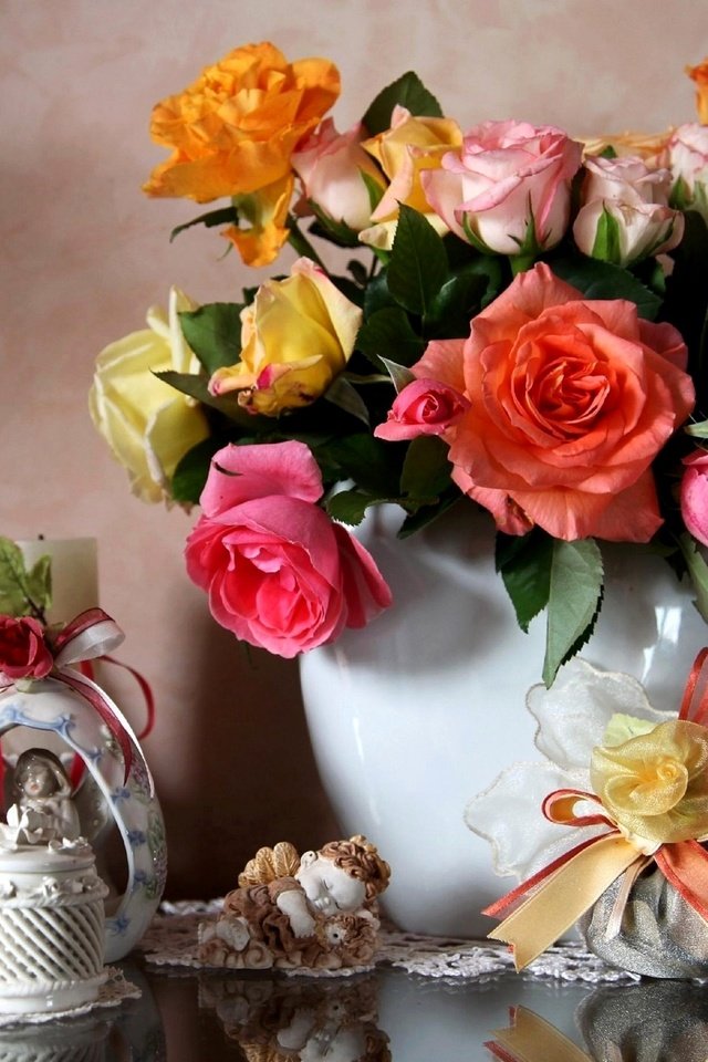 Обои цветы, розы, букет, ваза, натюрморт, бант, фарфор, декор, flowers, roses, bouquet, vase, still life, bow, porcelain, decor разрешение 2060x1450 Загрузить