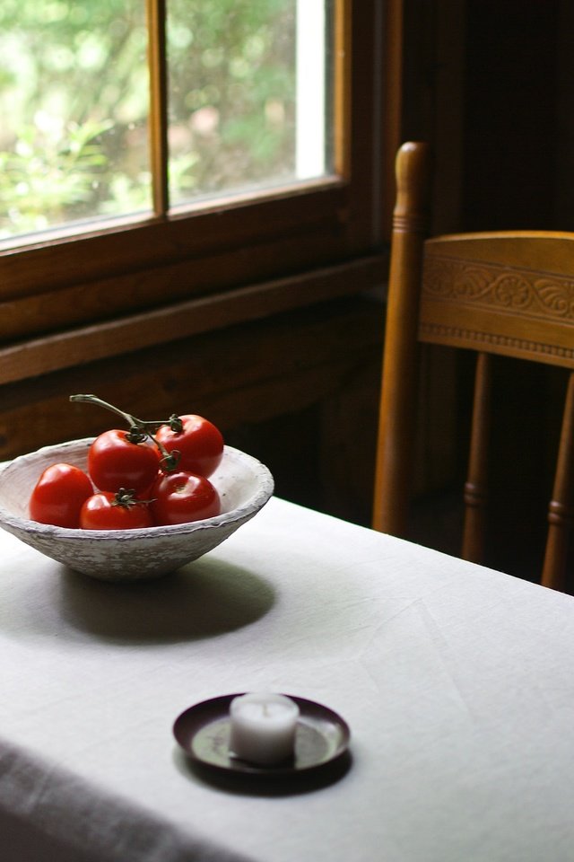 Обои стол, окно, овощи, свеча, помидоры, table, window, vegetables, candle, tomatoes разрешение 2048x1365 Загрузить