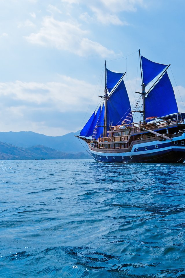 Обои небо, облака, море, корабль, парусник, паруса, the sky, clouds, sea, ship, sailboat, sails разрешение 1920x1200 Загрузить