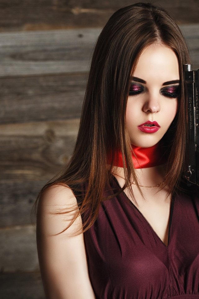 Обои девушка, платье, пистолет, взгляд, волосы, лицо, макияж, girl, dress, gun, look, hair, face, makeup разрешение 2048x1365 Загрузить