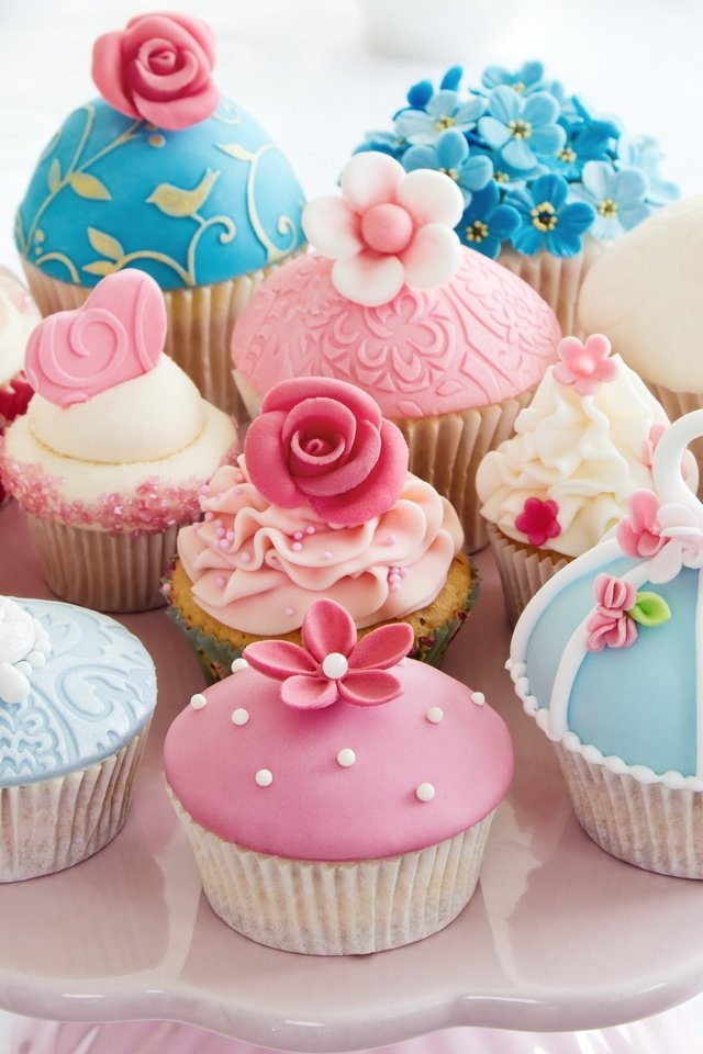 Обои цветы, крем для торта, формы, сердечко, сладкое, десерт, кексы, flowers, cream cake, form, heart, sweet, dessert, cupcakes разрешение 3456x2495 Загрузить