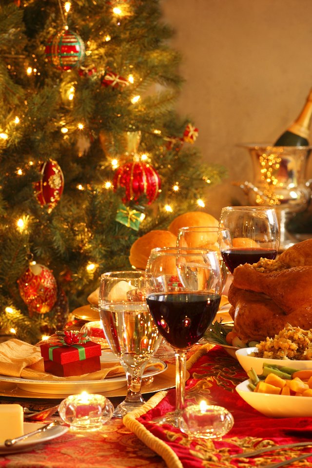 Обои новый год, новогодний стол, елка, угощения, вино, рождество, шампанское, курица, закуски, индейка, new year, christmas table, tree, treats, wine, christmas, champagne, chicken, snacks, turkey разрешение 2560x1600 Загрузить