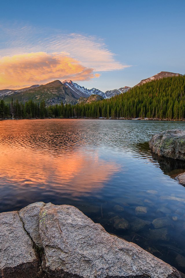 Обои небо, облака, озеро, горы, природа, камни, лес, the sky, clouds, lake, mountains, nature, stones, forest разрешение 1920x1200 Загрузить