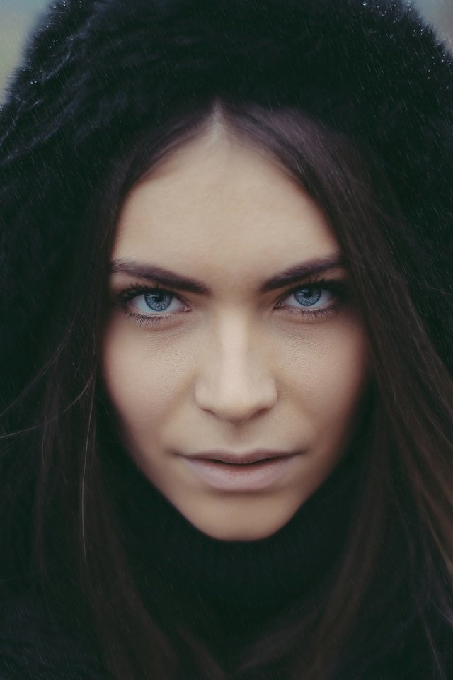 Обои девушка, брюнетка, взгляд, волосы, лицо, капюшон, girl, brunette, look, hair, face, hood разрешение 2048x1365 Загрузить