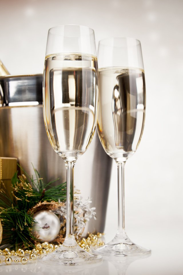 Обои новый год, шарики, бокалы, подарок, рождество, елочные игрушки, шампанское, new year, balls, glasses, gift, christmas, christmas decorations, champagne разрешение 3840x2400 Загрузить