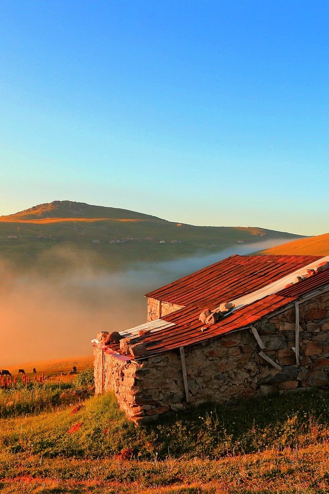 Обои небо, холмы, пейзаж, туман, дом, the sky, hills, landscape, fog, house разрешение 5184x3456 Загрузить