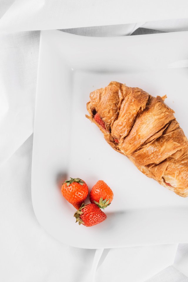 Обои клубника, завтрак, круассан, strawberry, breakfast, croissant разрешение 4924x3284 Загрузить