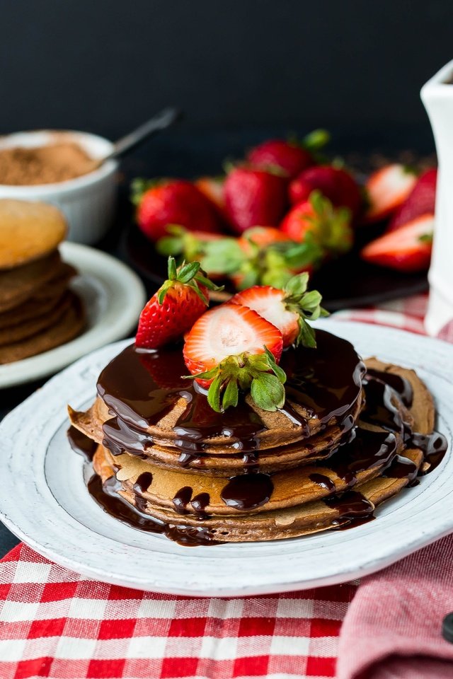 Обои клубника, завтрак, шоколад, в шоколаде, сладенько, панкейк, strawberry, breakfast, chocolate, sweet, pancake разрешение 4400x3080 Загрузить