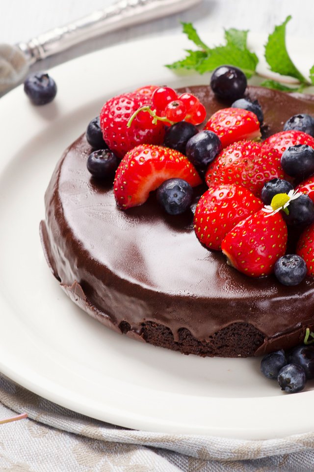 Обои клубника, ягоды, черника, шоколад, торт, крем, strawberry, berries, blueberries, chocolate, cake, cream разрешение 4928x3264 Загрузить