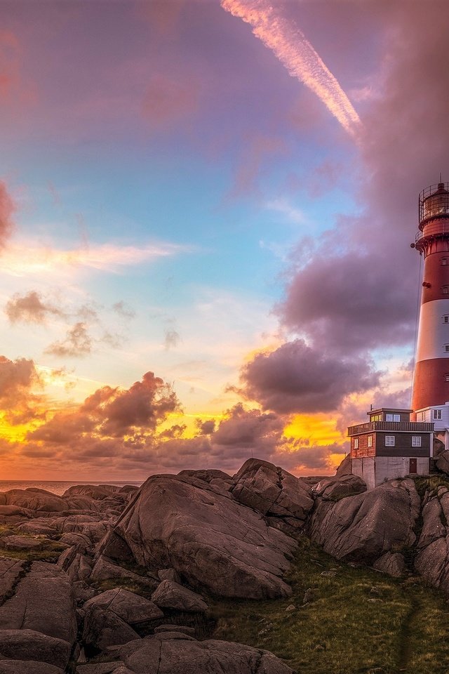 Обои небо, облака, скалы, природа, море, маяк, закат солнца, the sky, clouds, rocks, nature, sea, lighthouse, sunset разрешение 2560x1600 Загрузить