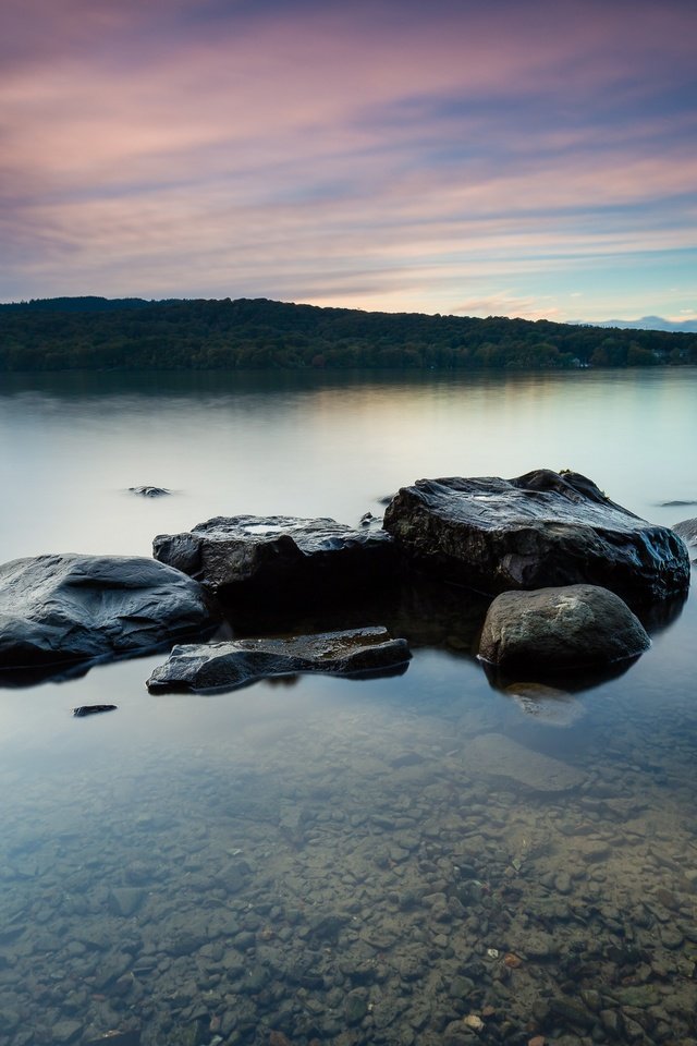 Обои небо, облака, вода, озеро, скалы, камни, пейзаж, горизонт, the sky, clouds, water, lake, rocks, stones, landscape, horizon разрешение 2738x1825 Загрузить