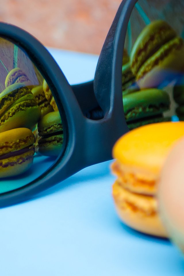Обои отражение, печенье, солнечные очки, макаруны, reflection, cookies, sunglasses, macaroon разрешение 2560x1600 Загрузить