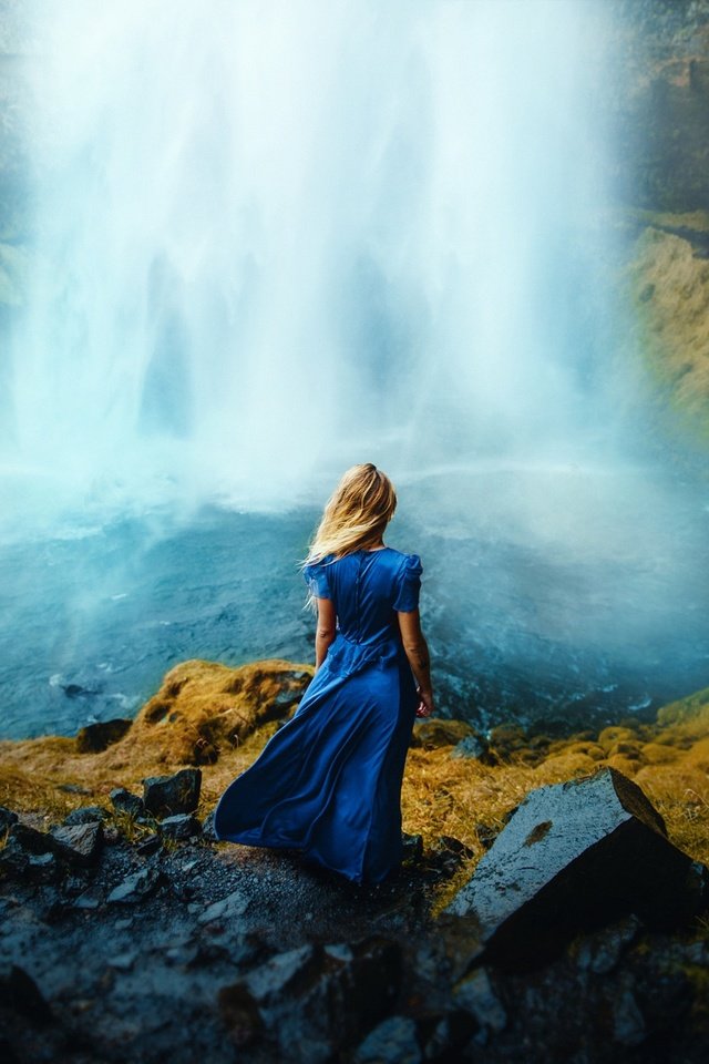 Обои камни, девушка, блондинка, водопад, водоем, модель, синее платье, ronny garcia, stones, girl, blonde, waterfall, pond, model, blue dress разрешение 2048x1365 Загрузить