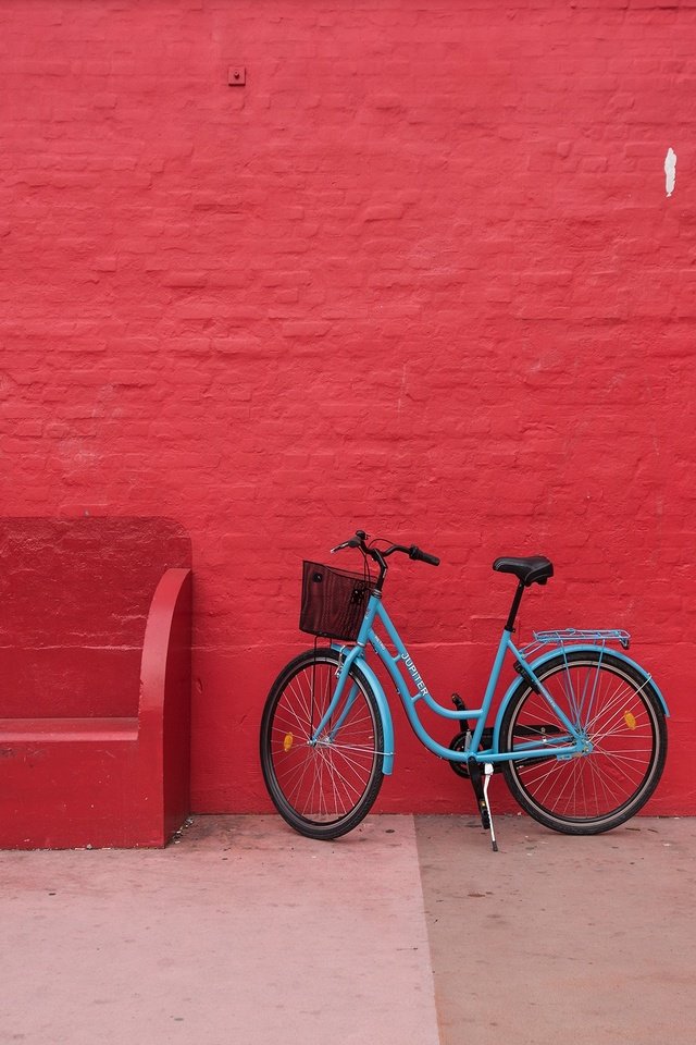 Обои стена, скамейка, велосипед, красный фон, wall, bench, bike, red background разрешение 2048x1536 Загрузить