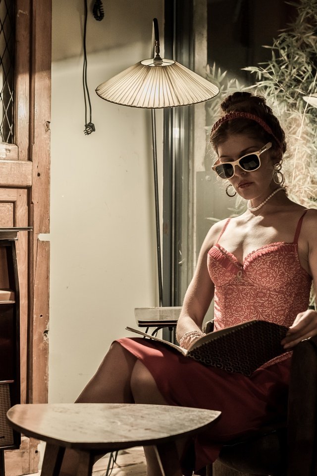 Обои стиль, девушка, винтаж, очки, кресло, книга, торшер, радиола, style, girl, vintage, glasses, chair, book, floor lamp, radiola разрешение 4500x3000 Загрузить