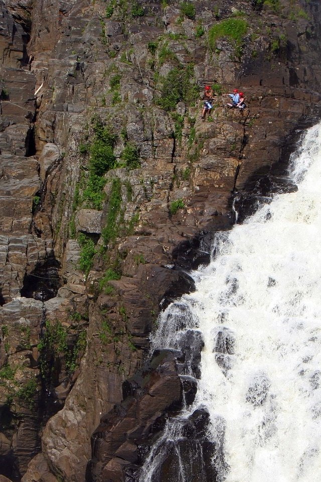 Обои горы, скала, водопад, скалолаз, альпинист, mountains, rock, waterfall, climber разрешение 1920x1080 Загрузить