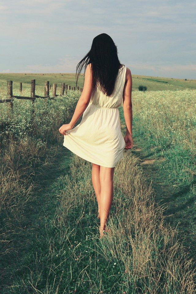 Брюнетка в белом платье со спины