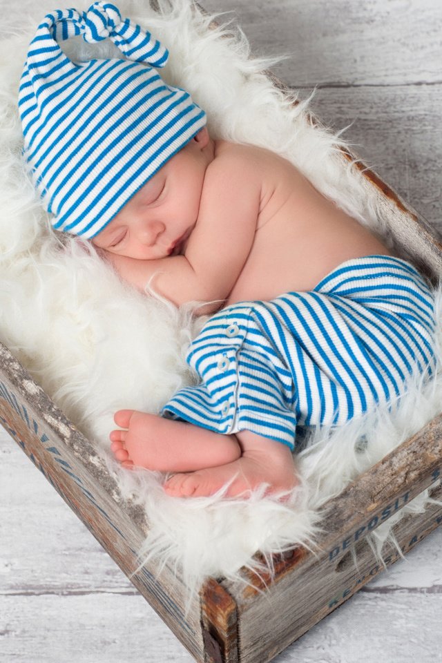 Обои спит, мальчик, младенец, шапочка, мех, дерева, штанишки, sleeping, boy, baby, cap, fur, wood, pants разрешение 1920x1080 Загрузить