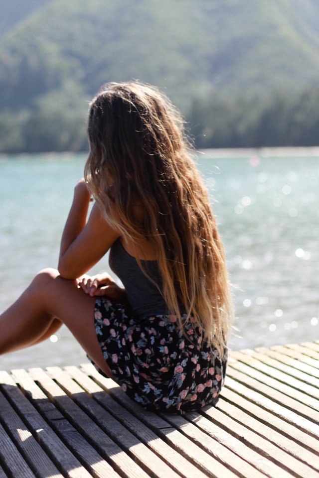 Обои озеро, девушка, лето, сидит, волосы, lake, girl, summer, sitting, hair разрешение 5616x3744 Загрузить