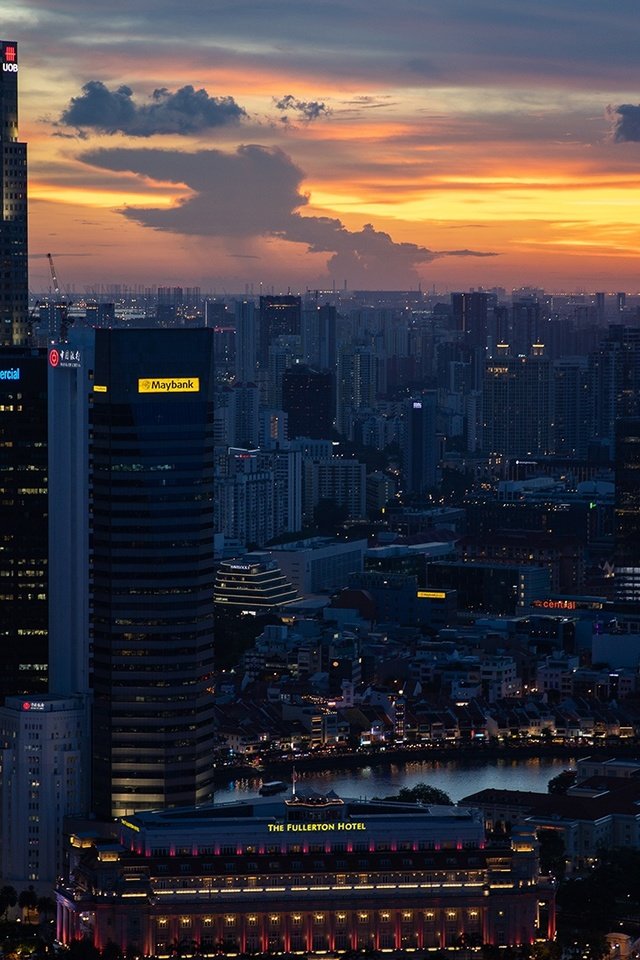 Обои небо, здания, облака, сумерки, огни, сингапур, городской пейзаж, вечер, отель фуллертон, закат, город, небоскребы, китай, the sky, building, clouds, twilight, singapore, lights, the urban landscape, the evening, the hotel fullerton, sunset, the city, skyscrapers, china разрешение 1920x1080 Загрузить