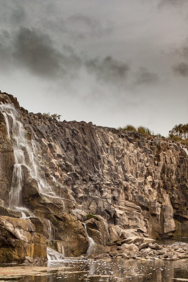 Обои небо, облака, деревья, вода, скалы, природа, камни, водопад, the sky, clouds, trees, water, rocks, nature, stones, waterfall разрешение 3840x2160 Загрузить