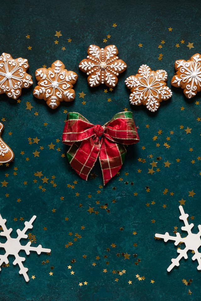 Обои новый год, снежинки, рождество, печенье, бантик, пряники, new year, snowflakes, christmas, cookies, bow, gingerbread разрешение 5548x3699 Загрузить