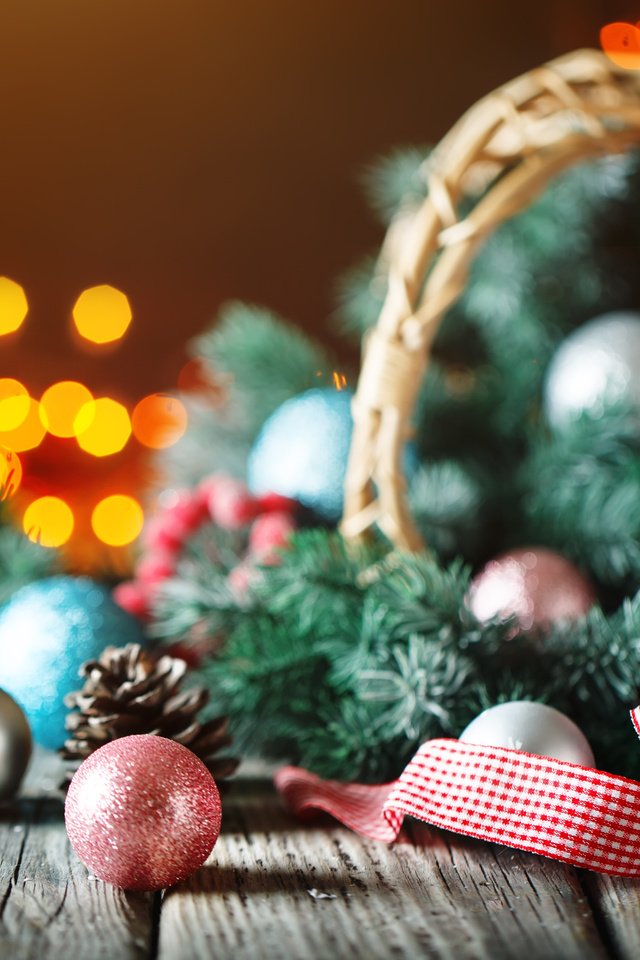 Обои новый год, шары, праздник, рождество, елочные игрушки, новогодние украшения, еловые веточки, new year, balls, holiday, christmas, christmas decorations разрешение 5616x3744 Загрузить