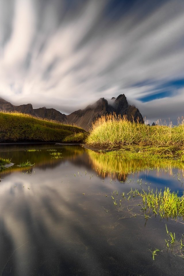 Обои небо, трава, облака, вода, горы, солнце, исландия, vestrahorn, the sky, grass, clouds, water, mountains, the sun, iceland разрешение 2000x1499 Загрузить