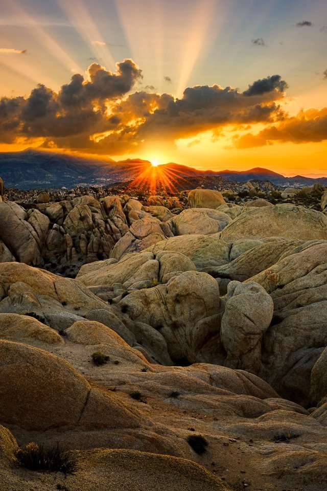 Обои облака, валуны, горы, скалы, солнце, камни, закат, сша, рельеф, clouds, boulders, mountains, rocks, the sun, stones, sunset, usa, relief разрешение 2925x2048 Загрузить