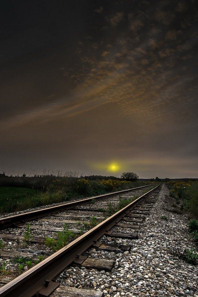 Обои небо, ночь, железная дорога, рельсы, поле, горизонт, the sky, night, railroad, rails, field, horizon разрешение 3840x2160 Загрузить