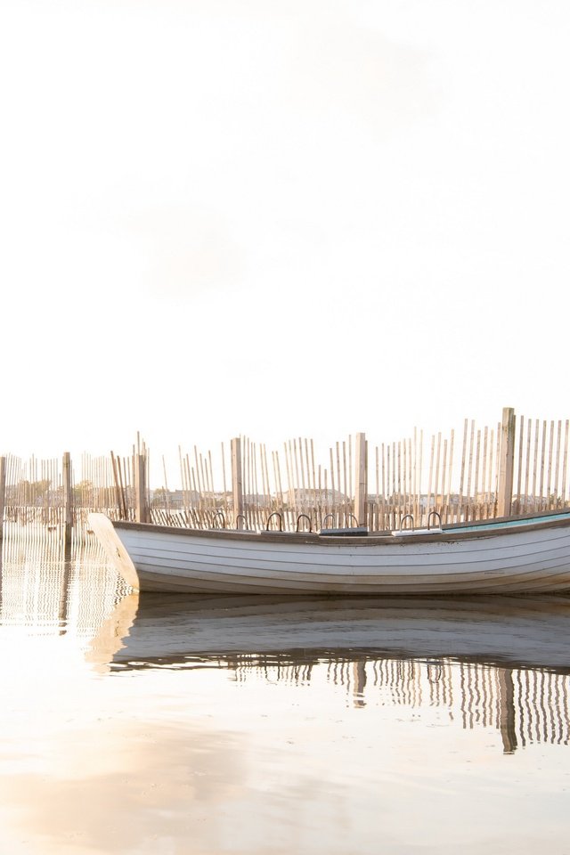 Обои небо, вода, озеро, природа, отражение, утро, лодка, ограждение, the sky, water, lake, nature, reflection, morning, boat, the fence разрешение 3840x2160 Загрузить