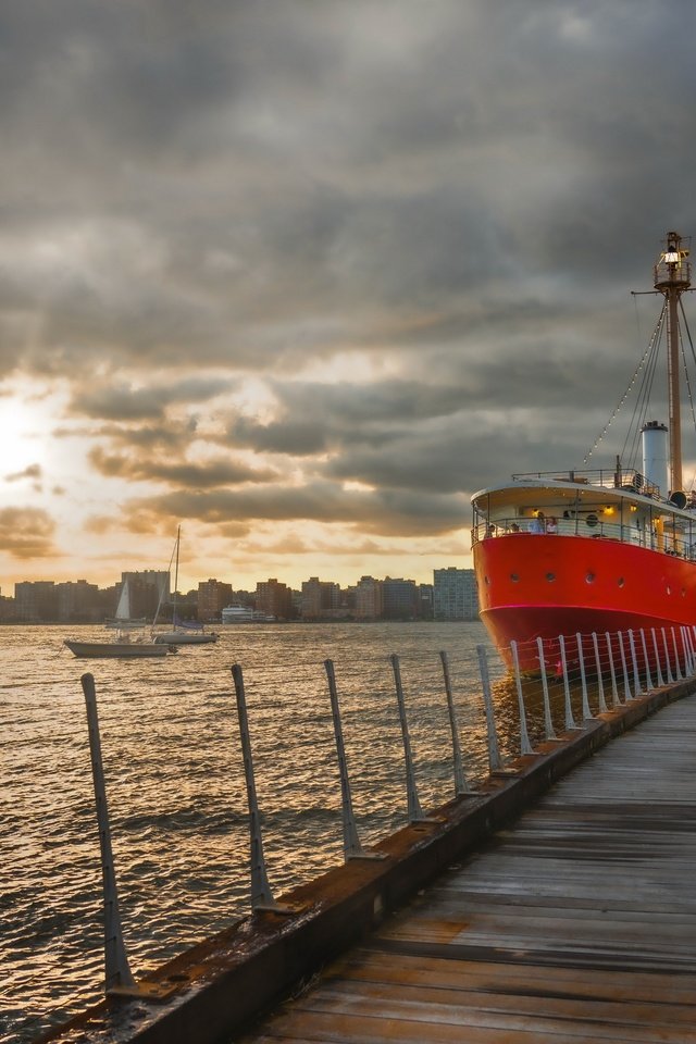 Обои небо, облака, корабль, причал, река гудзон, the sky, clouds, ship, pier, the hudson river разрешение 3840x2160 Загрузить